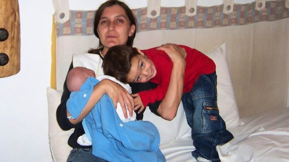 Alejandra el día en que a Salvador le dieron el alta, 2006. A su lado su hijo mayor, Agustín, por entonces de dos años. Alejandra el día en que a Salvador le dieron el alta, 2006. A su lado su hijo mayor, Agustín, por entonces de dos años.