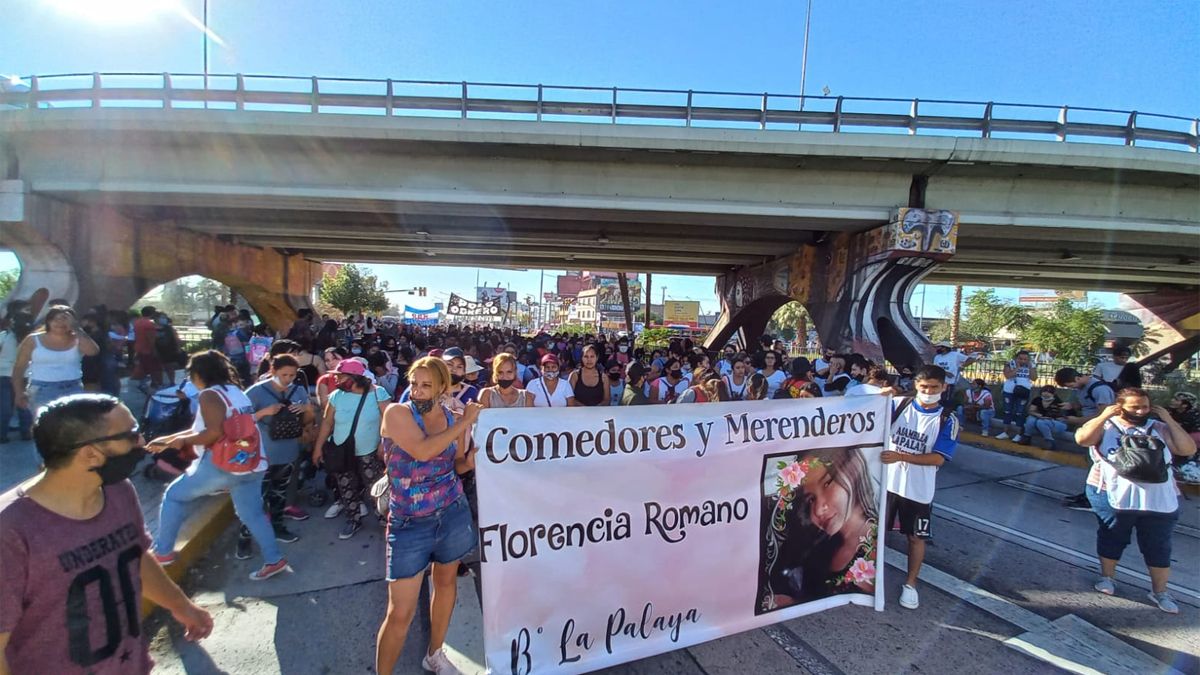 Marcharon por las calles del centro hasta llegar a la Casa de Gobierno, donde pedirán que no se acepte el acuerdo con el FMI.
