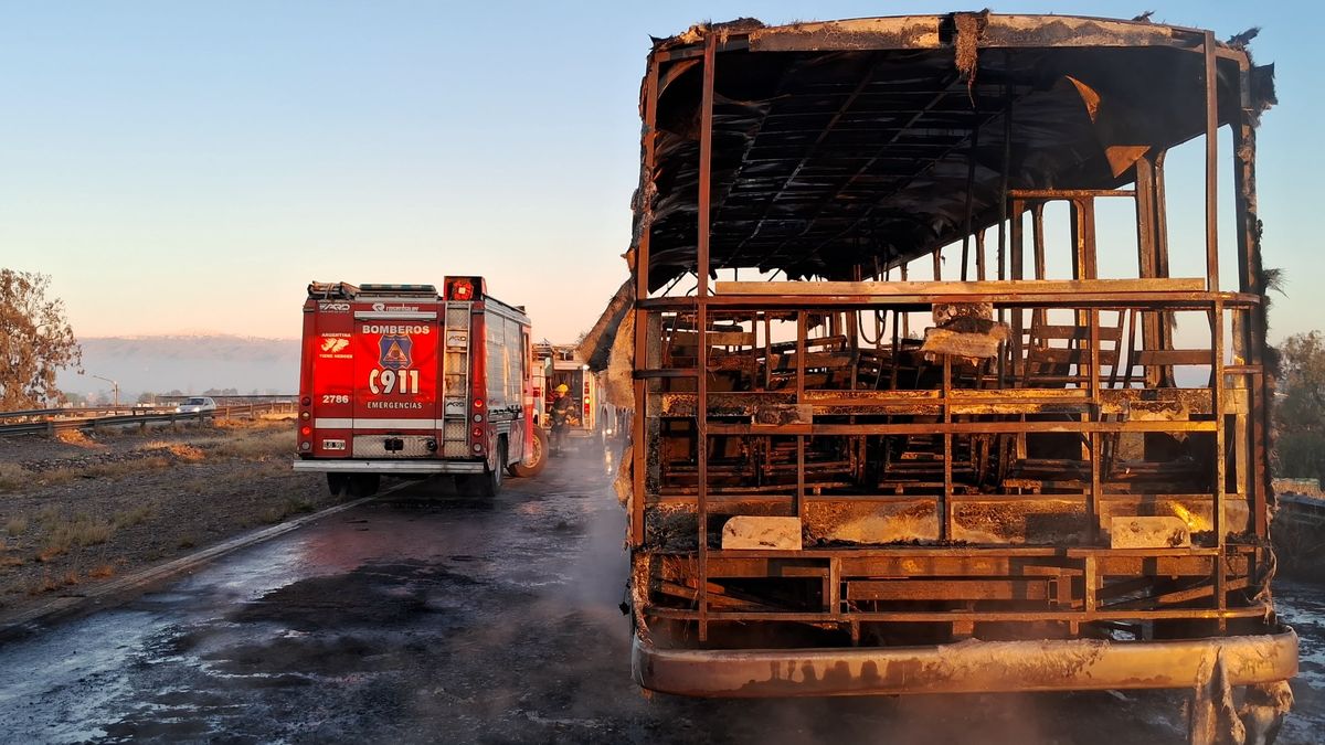 Viajaban cerca de 20 pasajeros que a pesar del susto no sufrieron heridas y fueron trasladados en otra unidad de la misma empresa. Viajaban cerca de 20 pasajeros que a pesar del susto no sufrieron heridas y fueron trasladados en otra unidad de la misma empresa.