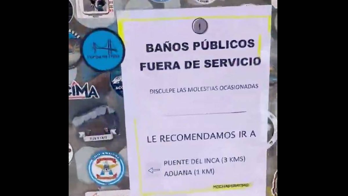 El cartel que figura en la puerta de los baños públicos del centro de visitantes del parque Aconcagua. El cartel que figura en la puerta de los baños públicos del centro de visitantes del parque Aconcagua.