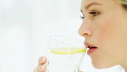 Salud. Beneficios de tomar agua con limón.
