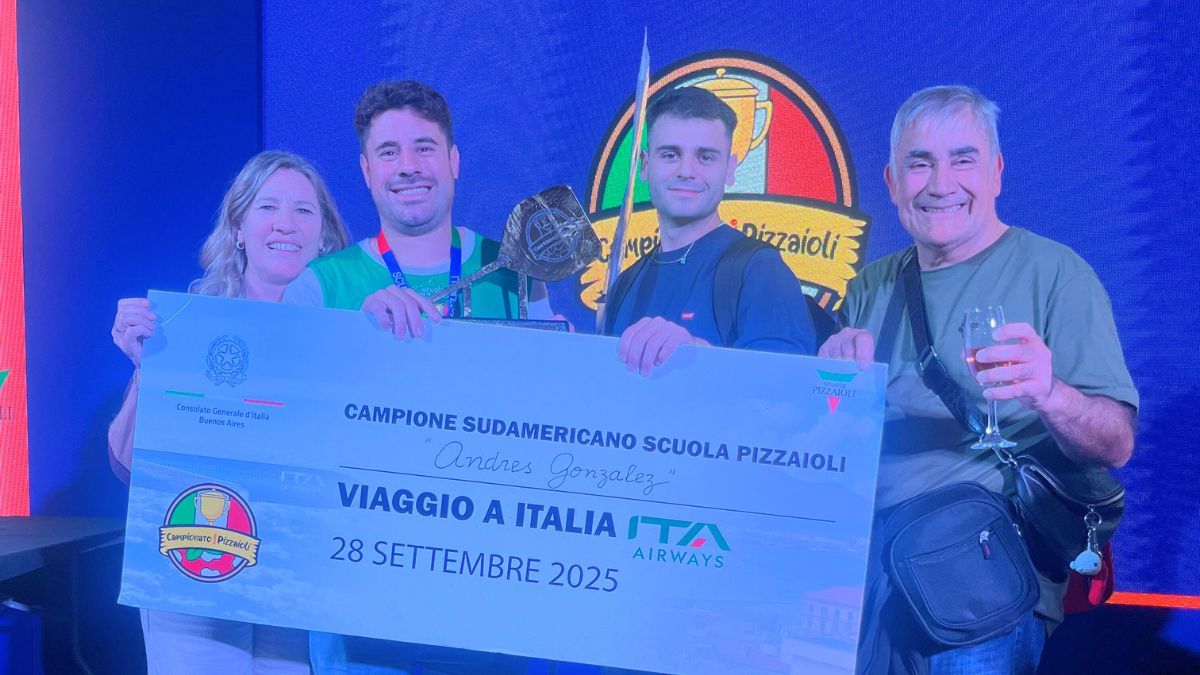 Con sus más allegados recibiendo el máximo galardón. Con sus más allegados recibiendo el máximo galardón.