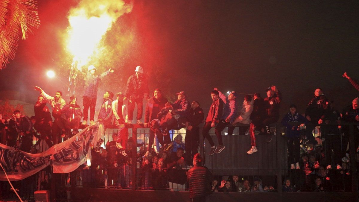 Los hinchas de Godoy Cruz hicieron un gran banderazo. Los hinchas de Godoy Cruz hicieron un gran banderazo.
