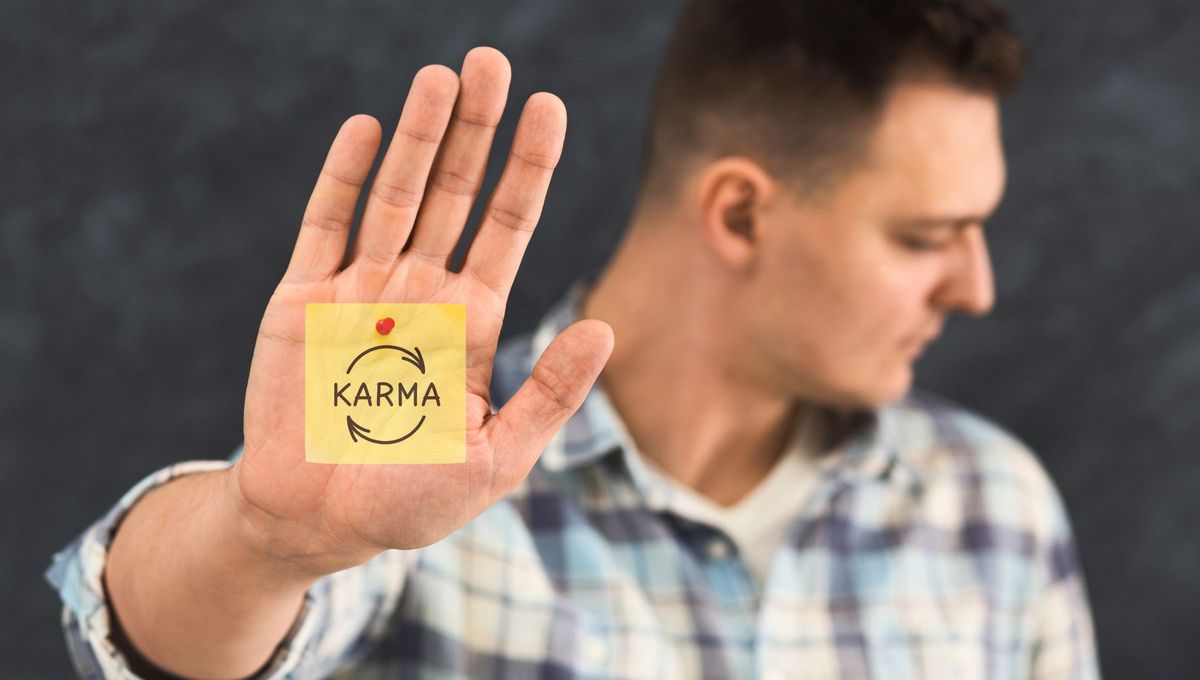 Filosofía: la tercera ley del karma revela que todo aquello que negamos, termina influyéndonos negativamente. Fuente Canva