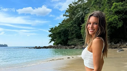A sus 46 años, Pampita estrena hilo dental bicolor en clave cowboy ultra XS
