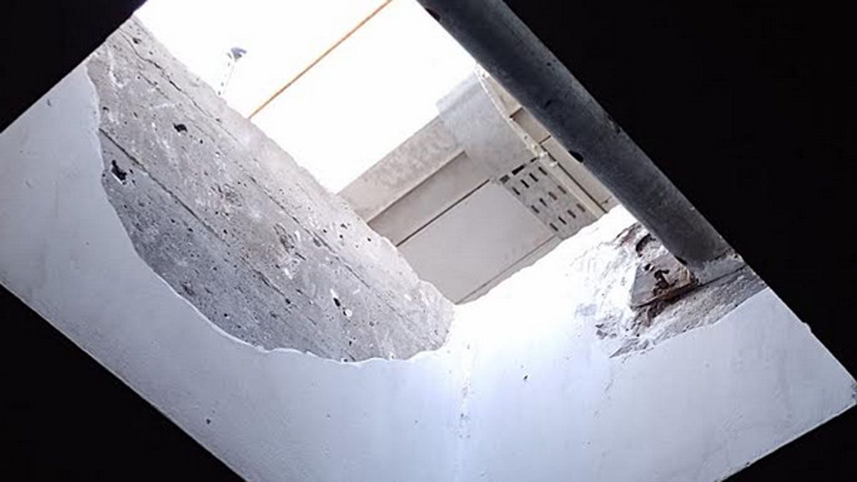 Los ladrones rompieron el tragaluz del cajero automático y entraron por allí.