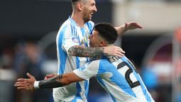 Lionel Messi y Enzo Fernández celebran la victoria de la Selección argentina, que jugará el domingo la final de la Copa América 2024.