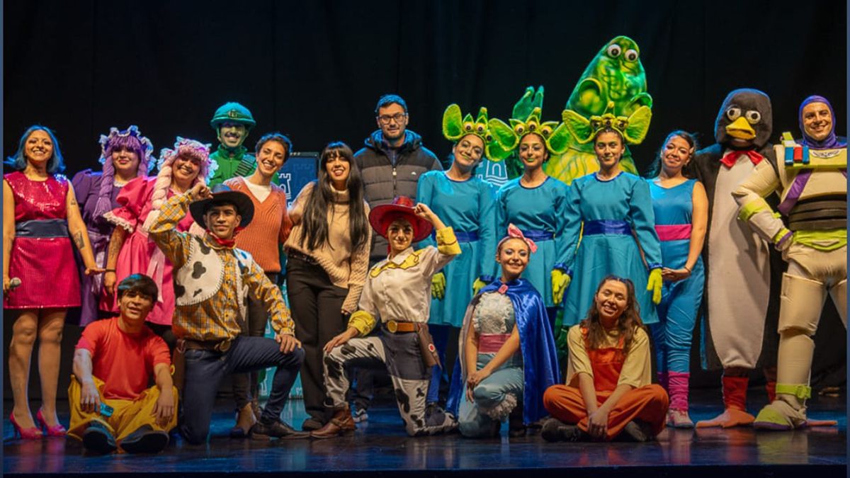 Municipalidad de San Carlos invita a funciones distendidas de la obra «Una Gran Aventura de Juguetes» en el Cine Teatro Real de La Consulta.