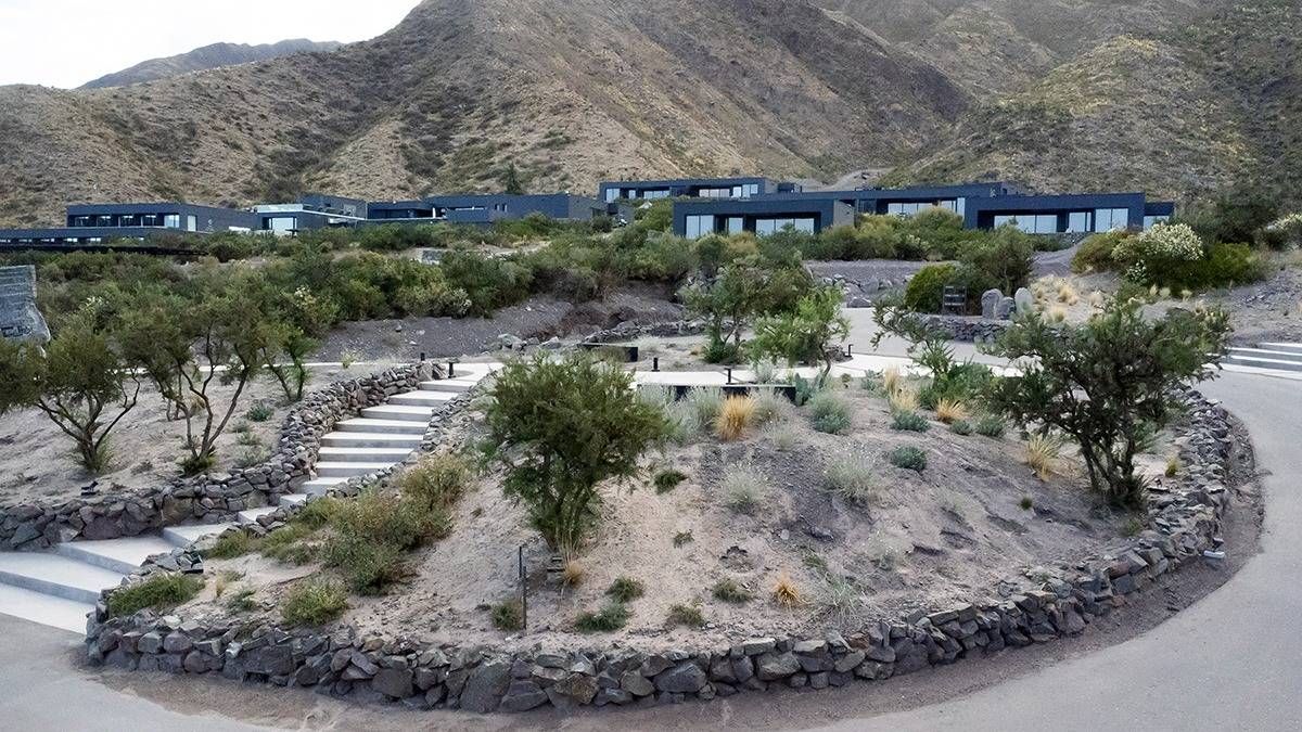 Ocho lodges, hotel boutique, restaurante de alta cocina, helipuerto y almacén de productos regionales conforman una propuesta única y de alta gama en pleno corazón de la montaña. Ocho lodges, hotel boutique, restaurante de alta cocina, helipuerto y almacén de productos regionales conforman una propuesta única y de alta gama en pleno corazón de la montaña.