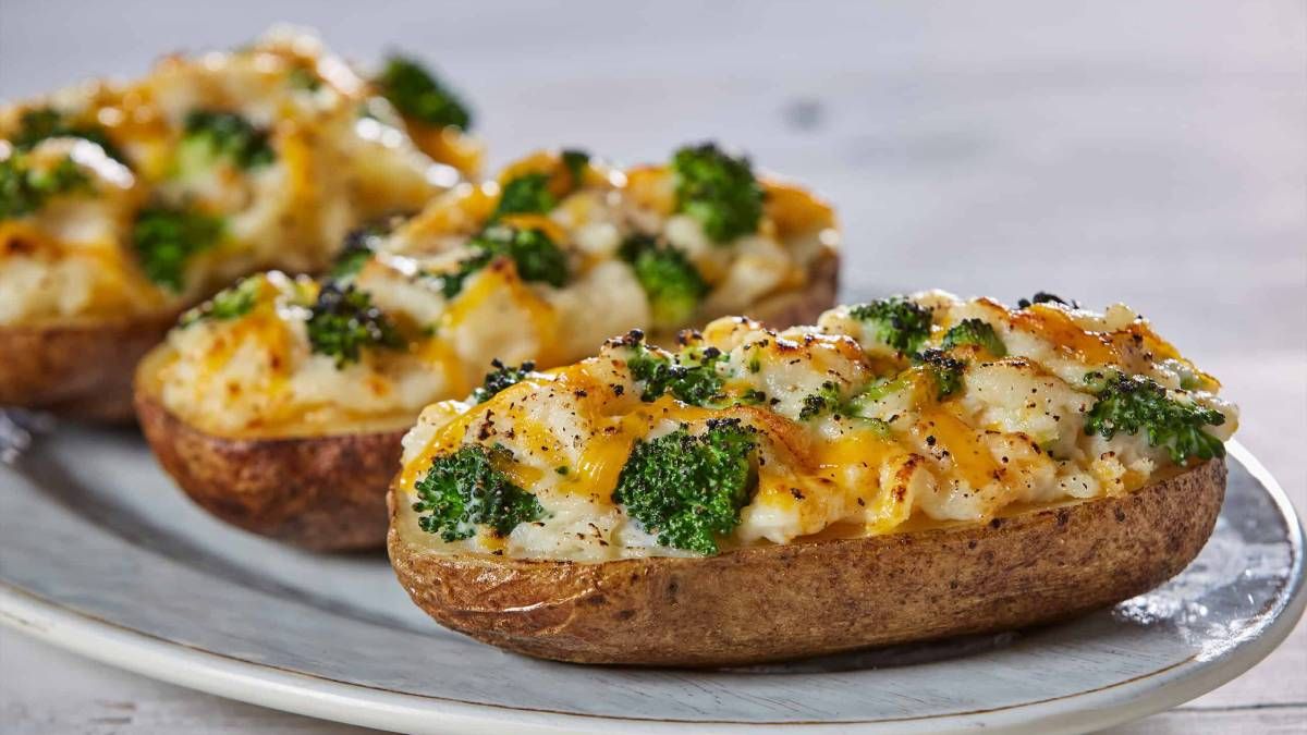 Papas rellenas de brócoli y queso: la receta cremosa y al horno con 6 ingredientes