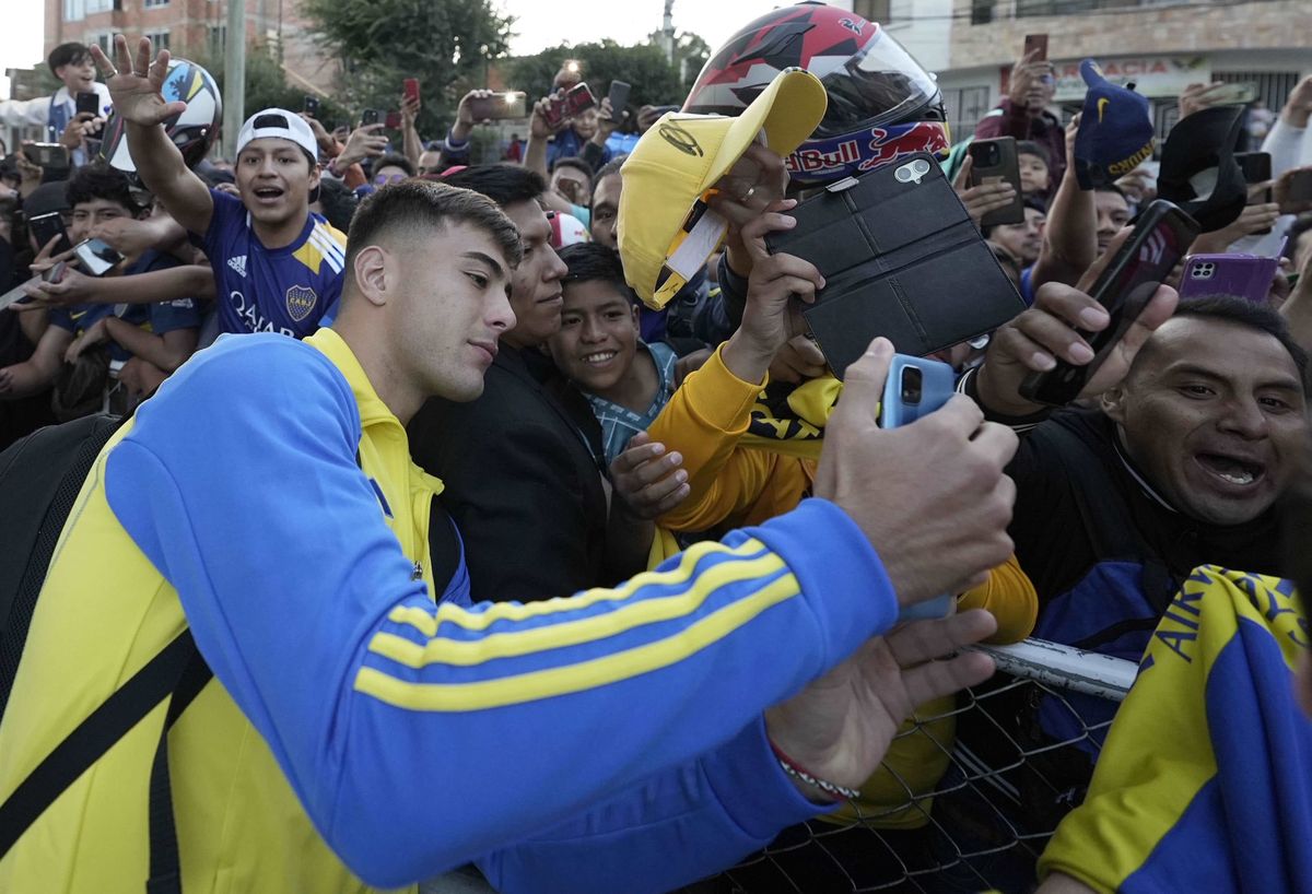 Boca fue recibido por miles de hinchas en Sucre.