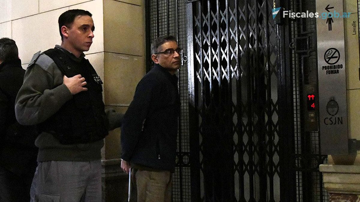 Guillermo Berjeli custodiado. El podólogo mendocino seguirá alojado en el penal de Ezeiza.