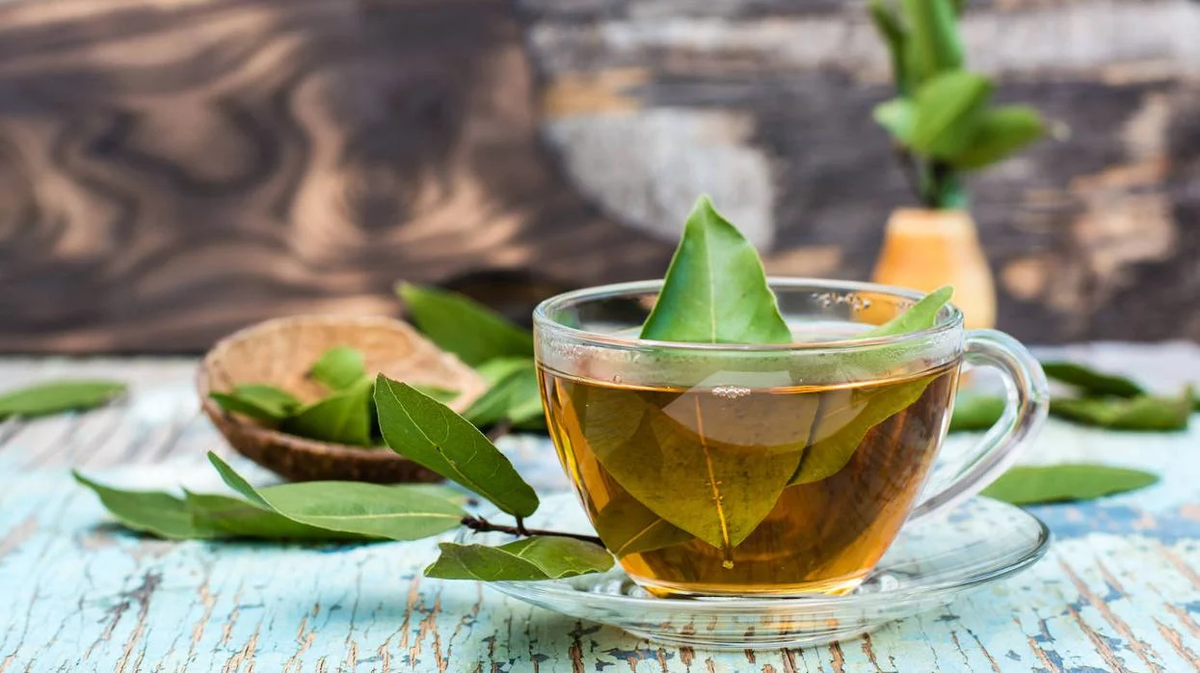 Relajante. Entre los beneficios que tiene el té de laurel es que es relajante y antiestrés.  Relajante. Entre los beneficios que tiene el té de laurel es que es relajante y antiestrés.