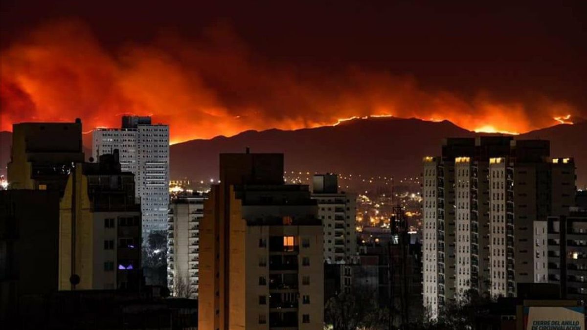 La vista de los focos de incendio en las Sierras, desde la ciudad. 