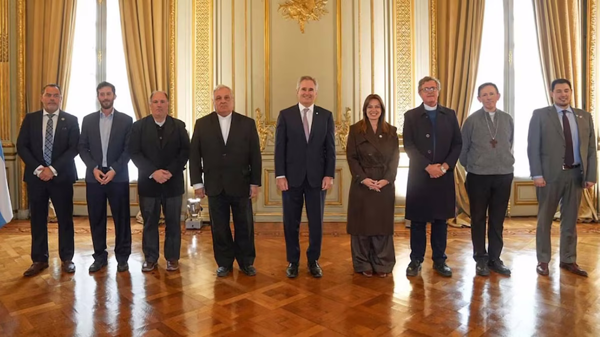 Pettovello y Quirno junto a Jorge García Cuerva, Marcelo Colombo, Raúl Pizarro y miembros de la Conferencia Episcopal Argentina.