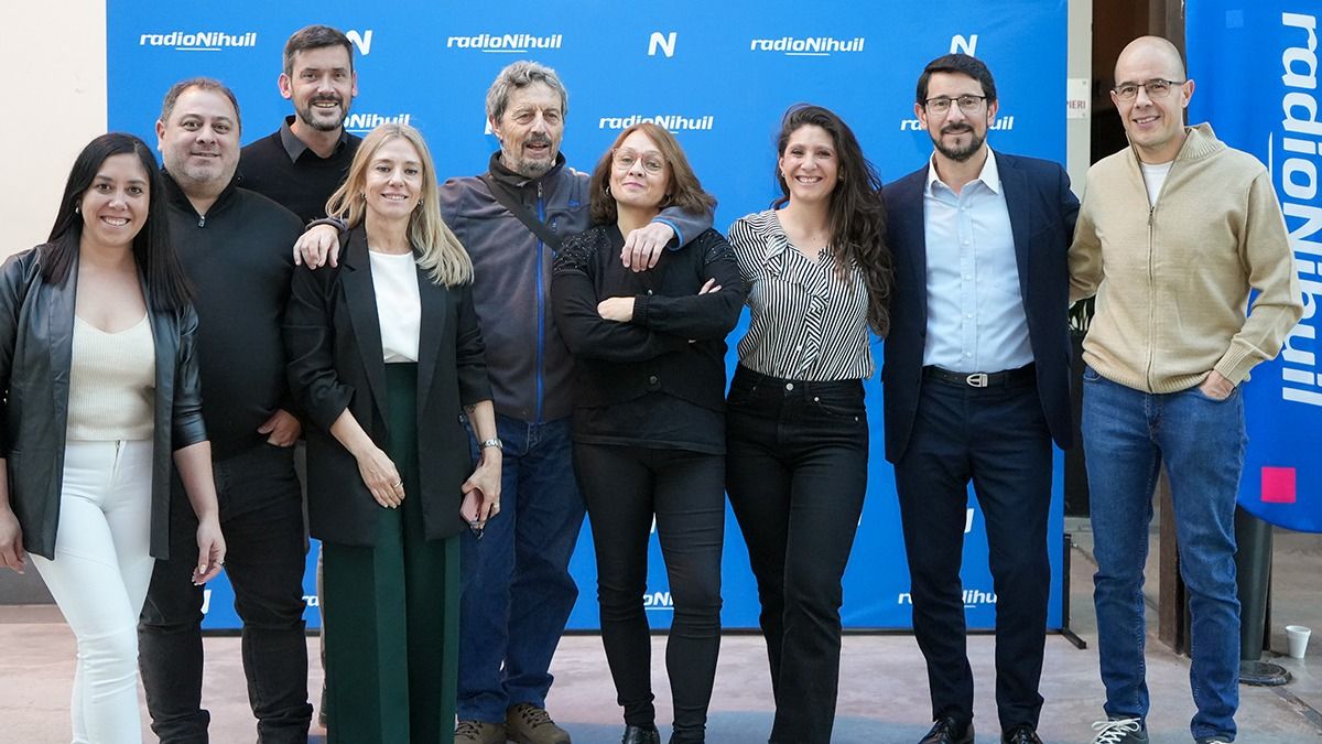 El equipo completo de "Primeras Voces", programa de Radio Nihuil que va de lunes a viernes de 7 a 10, y que está cumpliendo 20 años de vida. El equipo completo de "Primeras Voces", programa de Radio Nihuil que va de lunes a viernes de 7 a 10, y que está cumpliendo 20 años de vida.