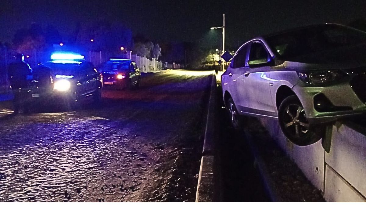 Un conductor alcoholizado chocó y su vehículo quedó subido a la pared del Corredor del Oeste.