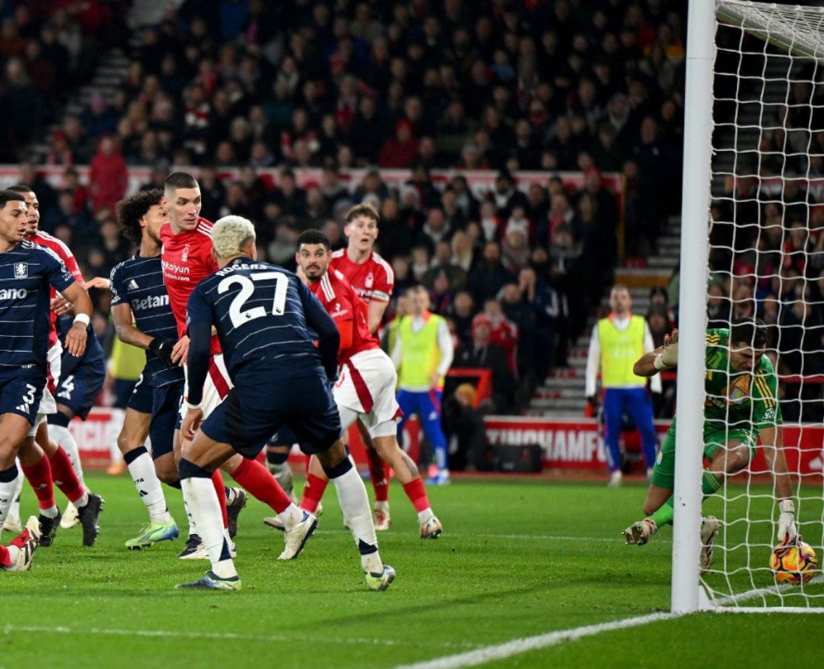 La atajada de Dibu Martínez que no pudo evitar la caída del Aston Villa en la Premier League. La atajada de Dibu Martínez que no pudo evitar la caída del Aston Villa en la Premier League.