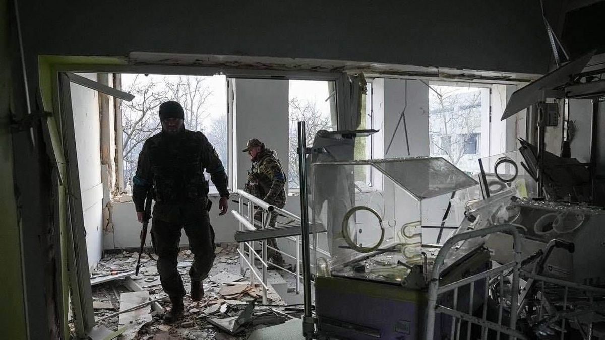 Así quedó una maternidad luego de un bomberdeo ruso.