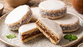 Cómo hacer alfajores glaseados artesanales: la receta con dulce de leche y coco rallado Cómo hacer alfajores glaseados artesanales: la receta con dulce de leche y coco rallado