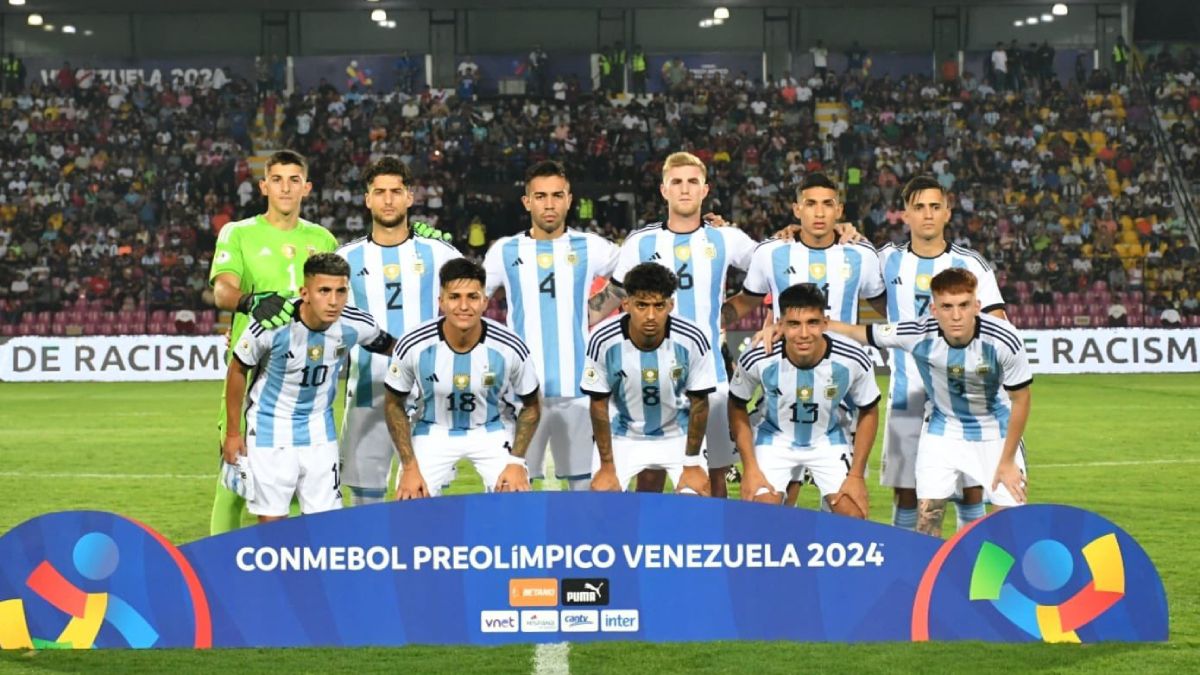 Esta fue la formación inicial de la Selección argentina Sub 23 dispuesta por Javier Mascherano. Con el número 2 ingresó el central mendocino Marco Di Cesare. Esta fue la formación inicial de la Selección argentina Sub 23 dispuesta por Javier Mascherano. Con el número 2 ingresó el central mendocino Marco Di Cesare.