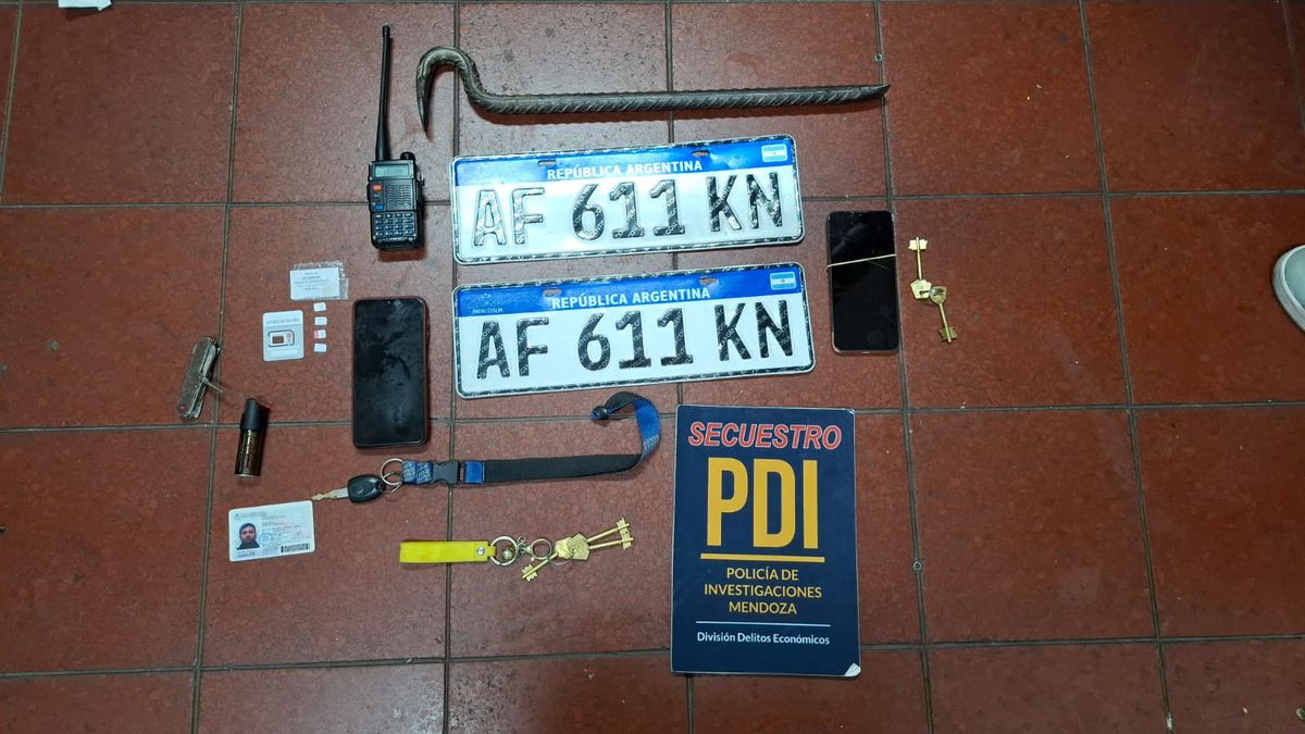 Entre los elementos secuestrados al detenido estaba el inhibidor de señal con el que cometía los robos. Entre los elementos secuestrados al detenido estaba el inhibidor de señal con el que cometía los robos.