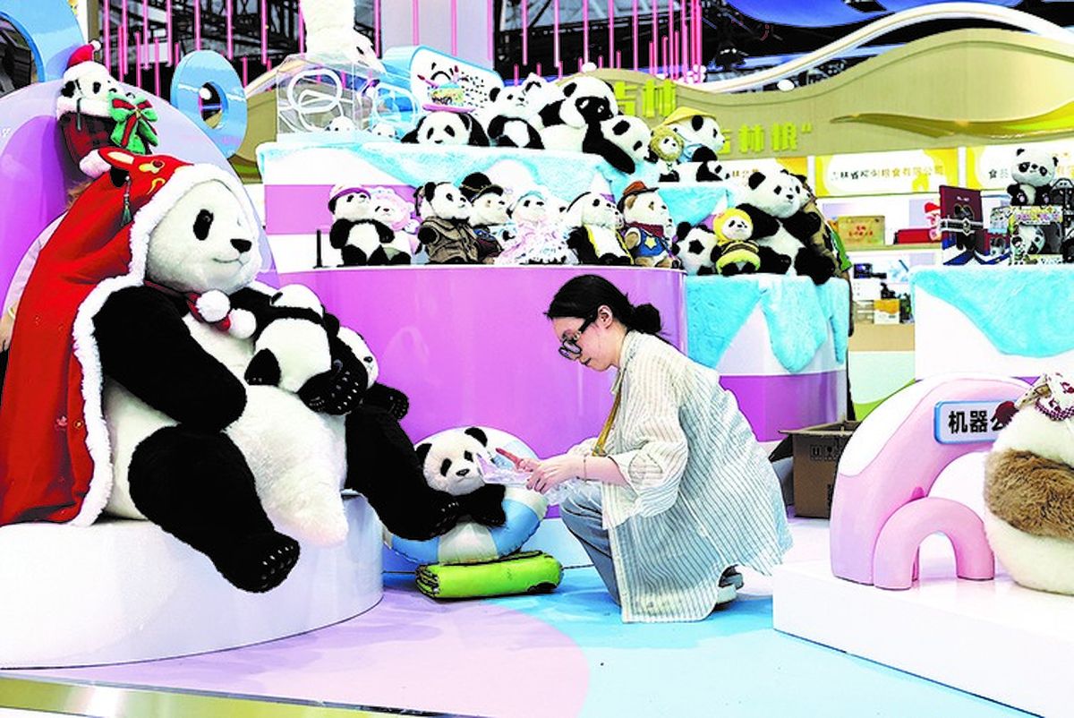Una empleada ordena peluches de panda en un espacio destinado a productos típicos de la provincia de Sichuan. WANG JING / CHINA DAILY. Una empleada ordena peluches de panda en un espacio destinado a productos típicos de la provincia de Sichuan. WANG JING / CHINA DAILY.