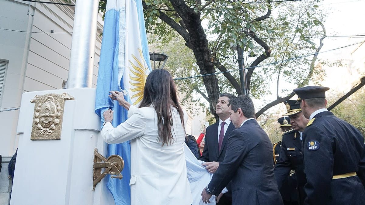 El vice gobernador Mario Abed, la presidente provisional del Senado, Natacha Eisenchlas; y Andrés Lombardi, presidente de la Cámara de Diputados, izaron la bandera en la puerta de la Legislatura.