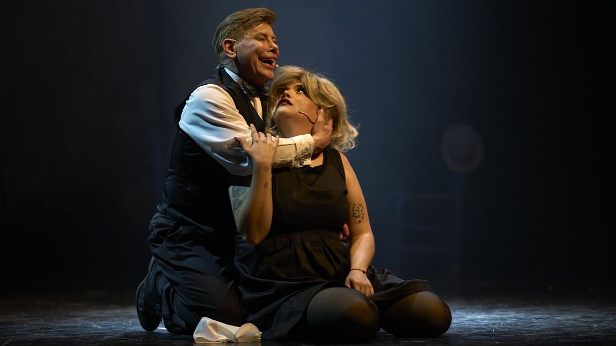 Gabriel Canci como gerente del hotel y Paya Martín como Madame Laclos protagonizan este musical de tango. Gabriel Canci como gerente del hotel y Paya Martín como Madame Laclos protagonizan este musical de tango.