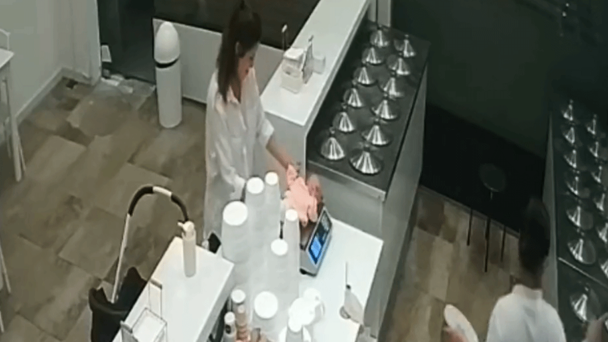 ¿Cuánto pesó? Pesó a su bebé en la balanza de una heladería mientras esperaba su pedido.