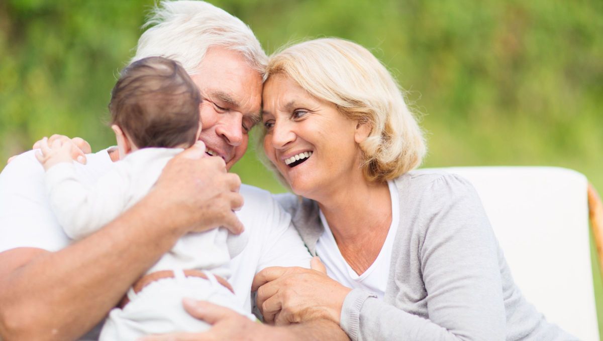Si hoy tenés cerca a tus abuelos, abrázalos y deséales feliz día Si hoy tenés cerca a tus abuelos, abrázalos y deséales feliz día