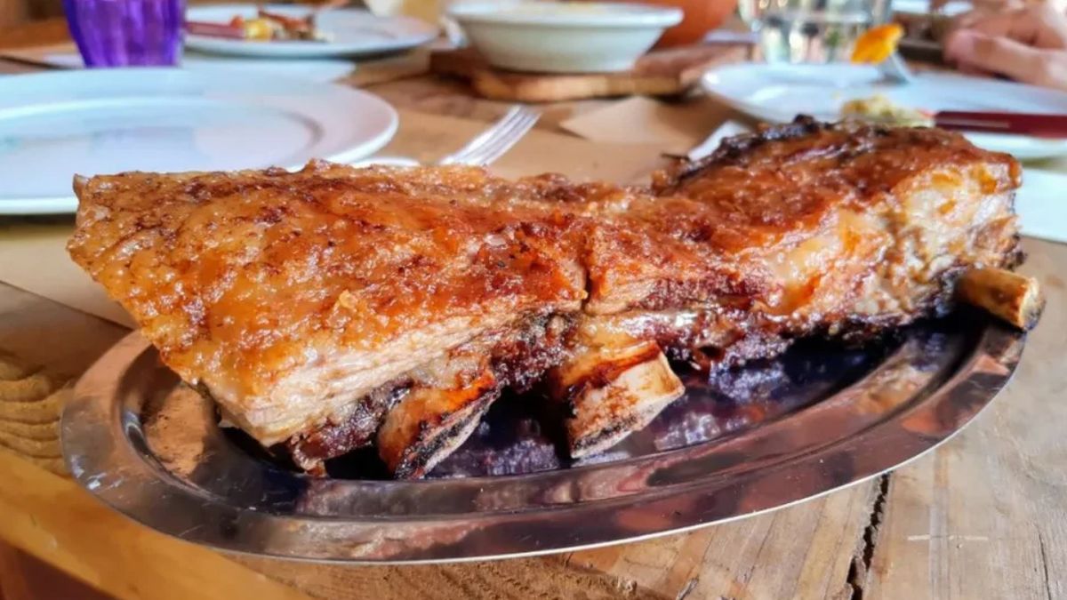 El asado a la parrilla que se ofrece en este pueblo es acompañado con variadas ensaladas que lo hacen más sabroso El asado a la parrilla que se ofrece en este pueblo es acompañado con variadas ensaladas que lo hacen más sabroso