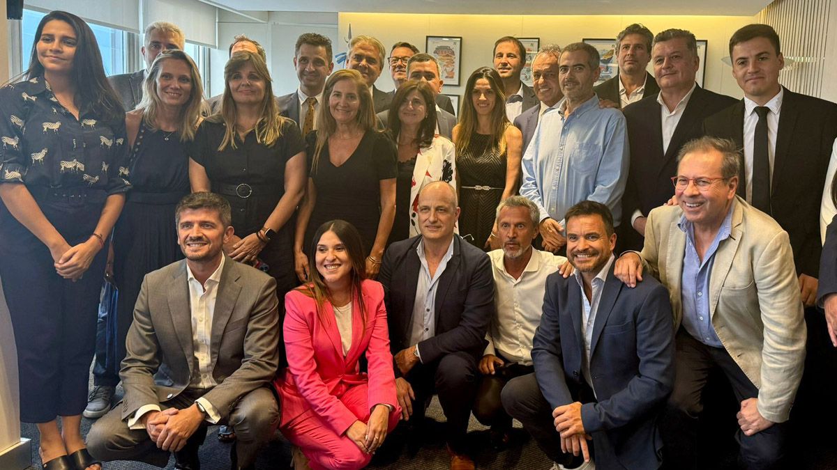 Representantes de agencias de viaje estuvieron junto a Daniel Scioli y Yanina Martínez en la Secretaría de Turismo. De este encuentro también participó Gabriela Testa. Representantes de agencias de viaje estuvieron junto a Daniel Scioli y Yanina Martínez en la Secretaría de Turismo. De este encuentro también participó Gabriela Testa.