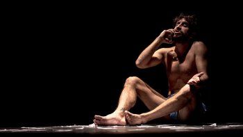Llega Celular, el unipersonal de humor negro de Juan Manuel Alari