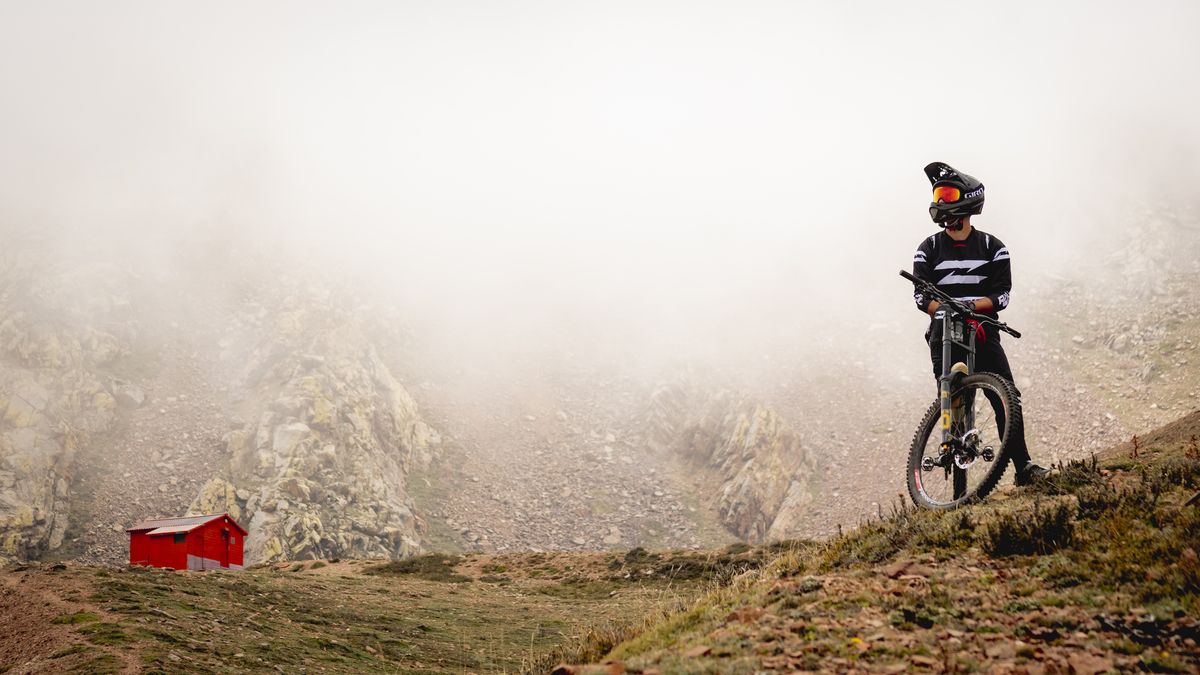 Desde las alturas el mendocino despliega su talento para el downhill (DH) ciclístico. Desde las alturas el mendocino despliega su talento para el downhill (DH) ciclístico.