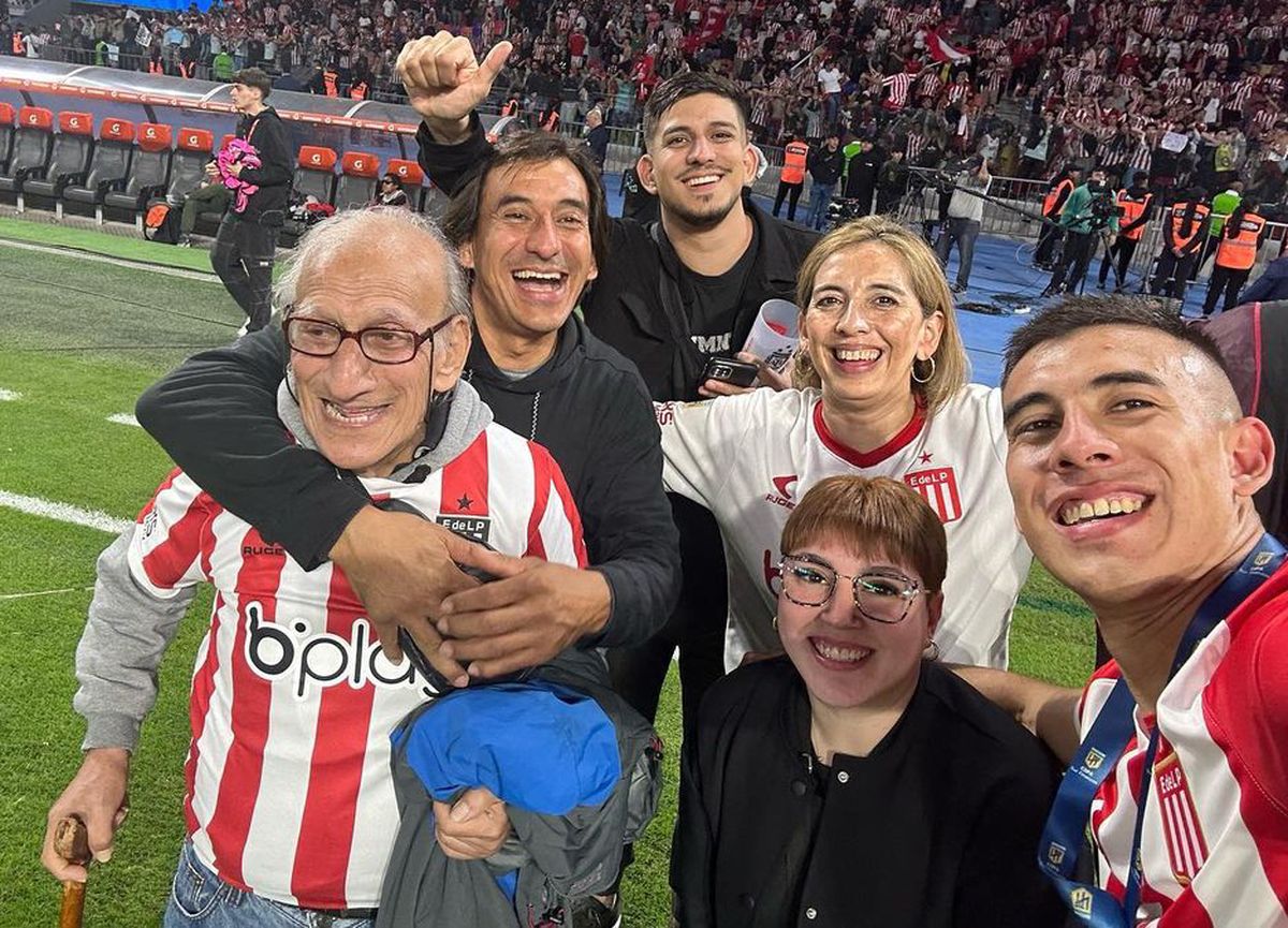 Zaid Romero festejó sus títulos con Estudiantes junto a Domingo y su familia. Zaid Romero festejó sus títulos con Estudiantes junto a Domingo y su familia.