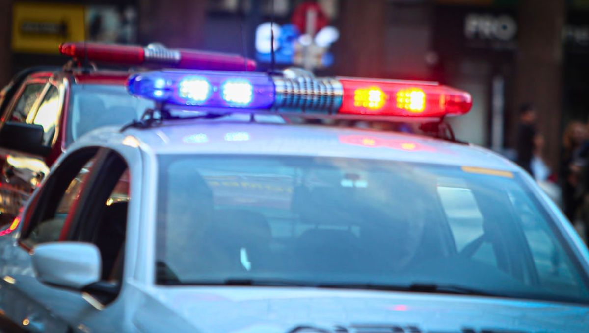 La policía lo descubrió en su mentira y lo condenó. La policía lo descubrió en su mentira y lo condenó.