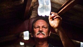 Es mecánico y creó una lámpara con botella de plástico y agua capaz de iluminar una casa sin luz eléctrica