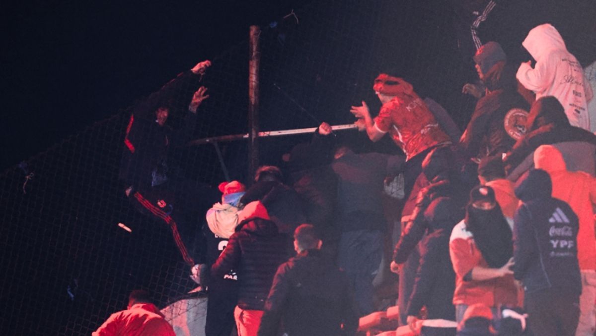 El parte oficial indica que este hincha esta muy grave por caída en altura