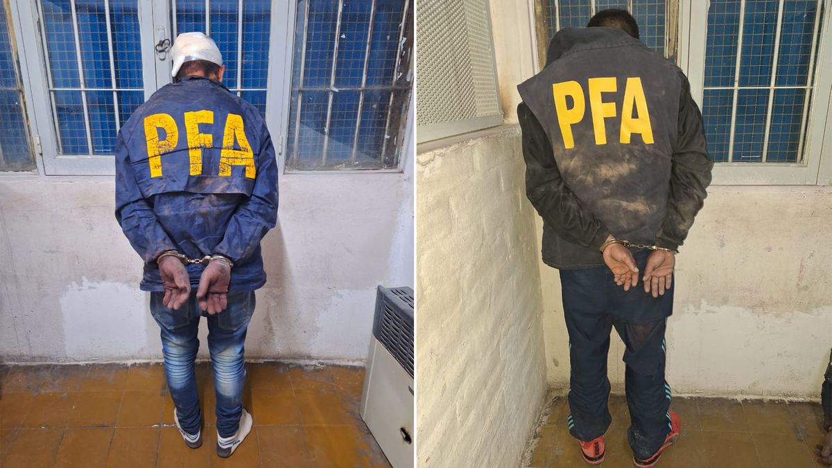 Los dos detenidos tras el asalto en Las Heras tenían camperas y gorras de la Policía Federal. Foto: Ministerio de Seguridad