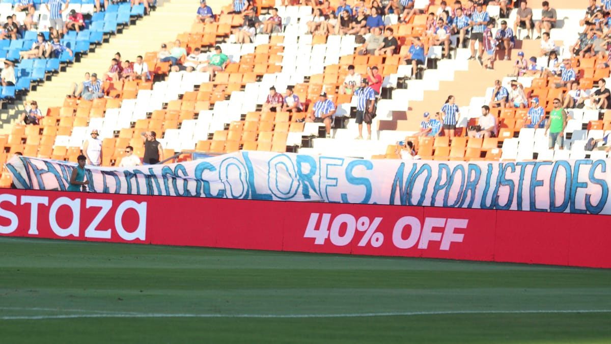 Esta es una de las banderas que colgaron los hinchas de Godoy Cruz en el Malvinas