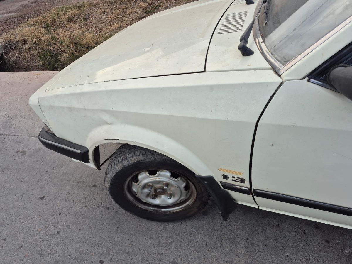 El Ford Láser de color blanco, el cual presentaba daños materiales visibles y compatibles con una colisión en el sector delantero izquierdo. El Ford Láser de color blanco, el cual presentaba daños materiales visibles y compatibles con una colisión en el sector delantero izquierdo.