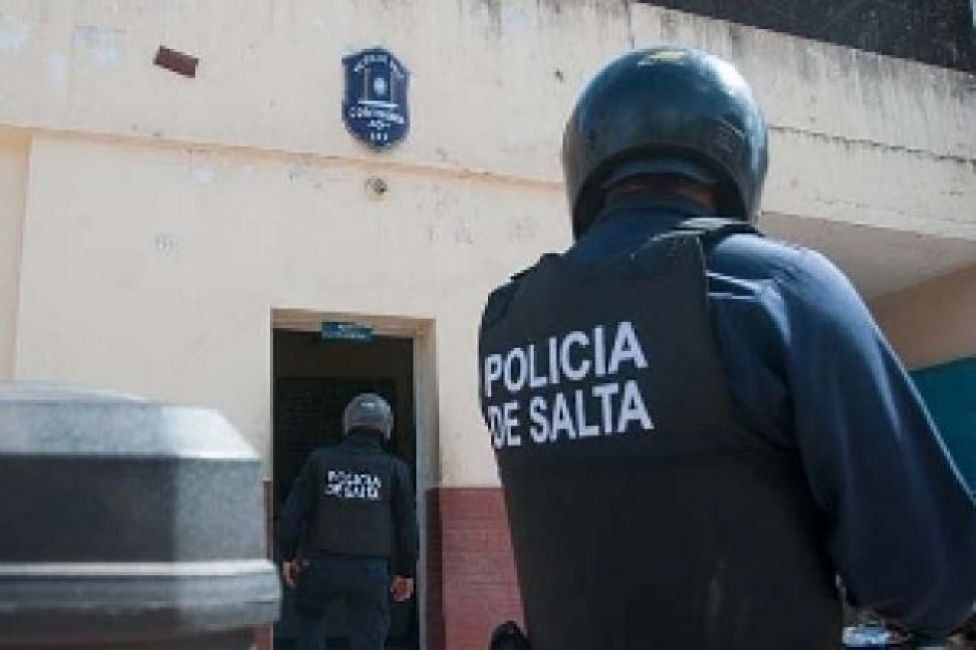 Cuatro policías detenidos por apremios ilegales, robo y abuso sexual a una pareja