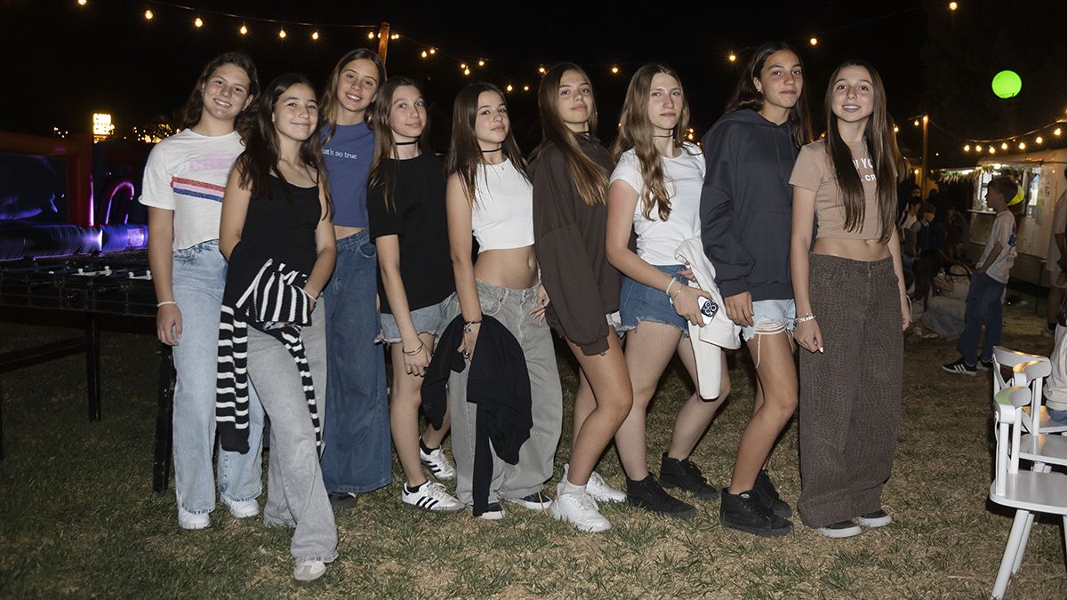 Los grupos de adolescentes causaron sensación y fueron los protagonistas del Primavera Sunset con sus outfits. Los grupos de adolescentes causaron sensación y fueron los protagonistas del Primavera Sunset con sus outfits.
