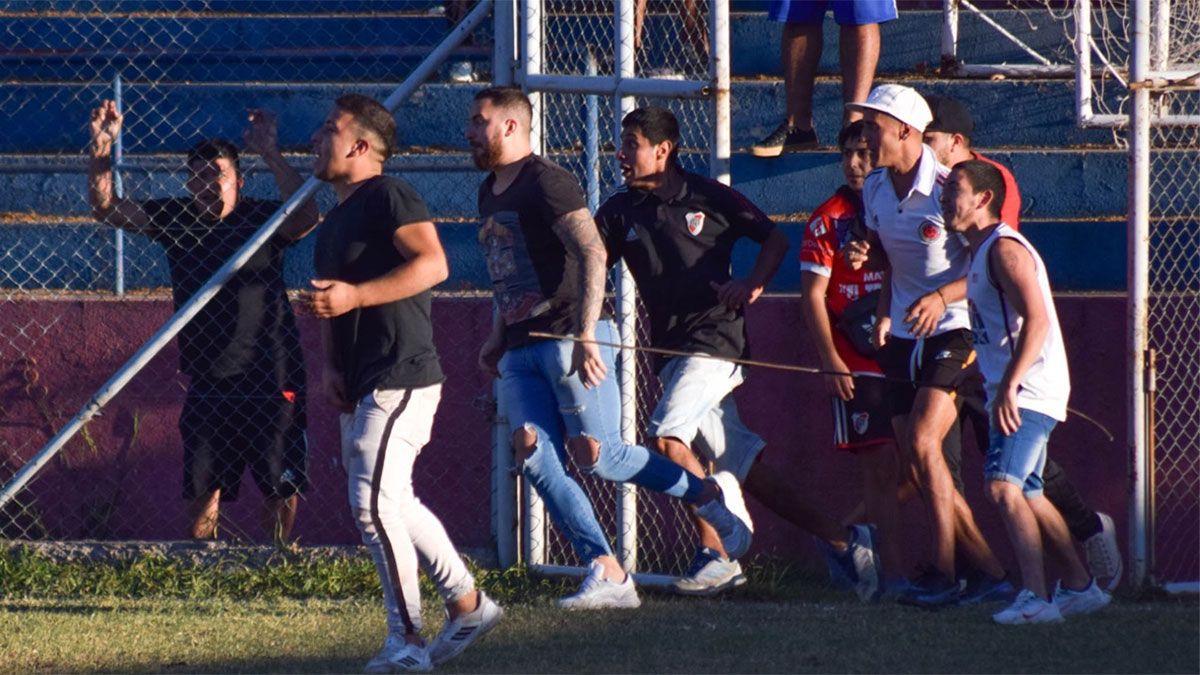 Los hinchas de Rodeo del Medio protagonizaron serios hechos de violencia en la cancha del Matador. (Fotos gentileza Prensa Andes Talleres).