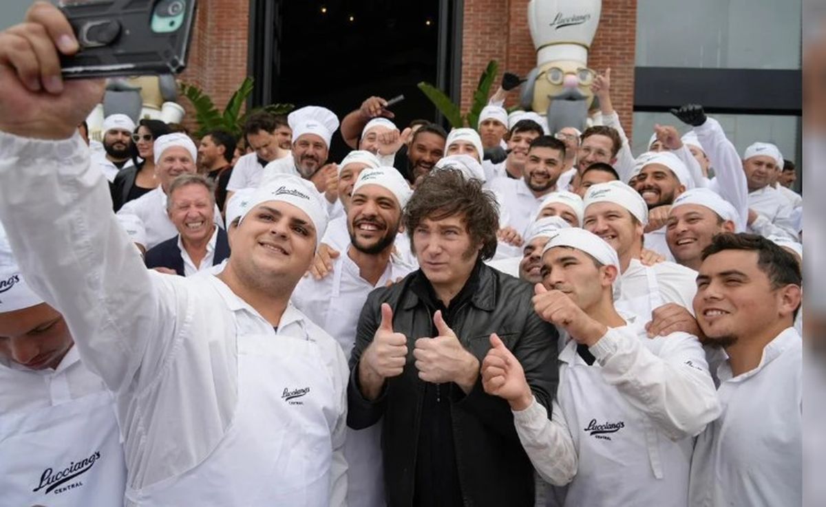 Javier Milei con los trabajadores de la heladería Lucciano’s, de Mar del Plata.
