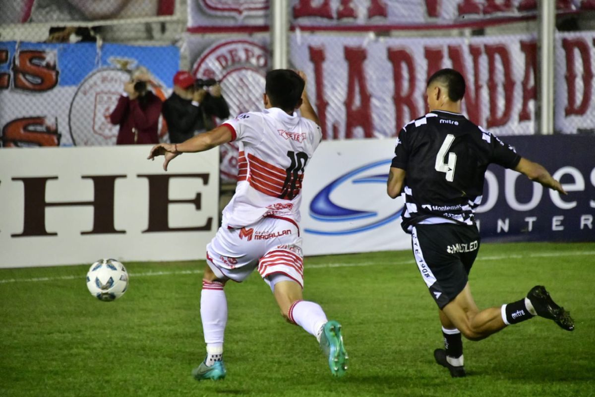 Uno de los pocos ataques del Deportivo Morón, donde Disanto (10) trata de escapar de la marca de Torres, el lateral de Gimnasia y Esgrima. Uno de los pocos ataques del Deportivo Morón, donde Disanto (10) trata de escapar de la marca de Torres, el lateral de Gimnasia y Esgrima.