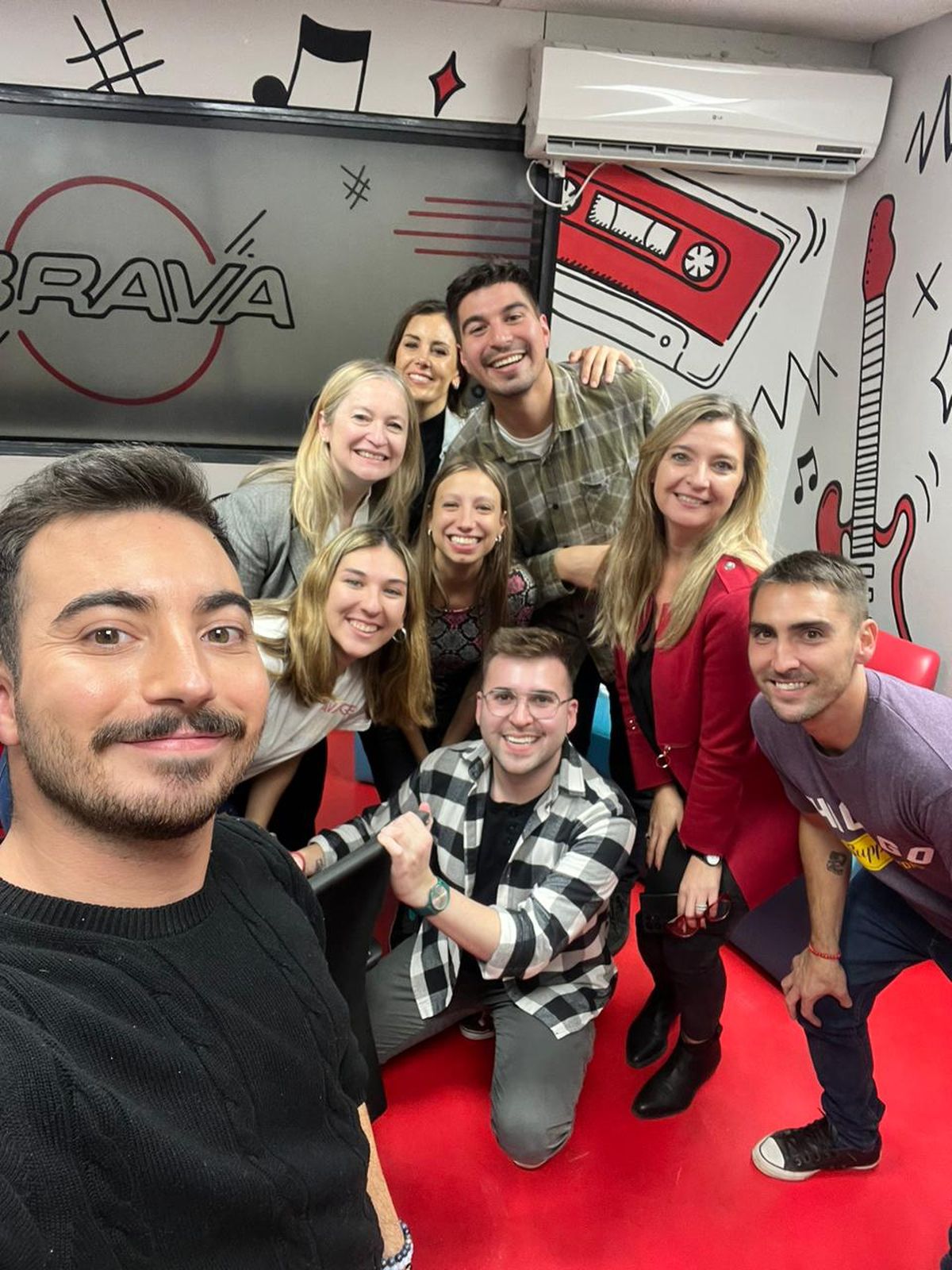 Hebe Casado junto a la gerenta de Grupo América del Interior, Paola Piquer, y todo el equipo del programa Hebe Casado junto a la gerenta de Grupo América del Interior, Paola Piquer, y todo el equipo del programa