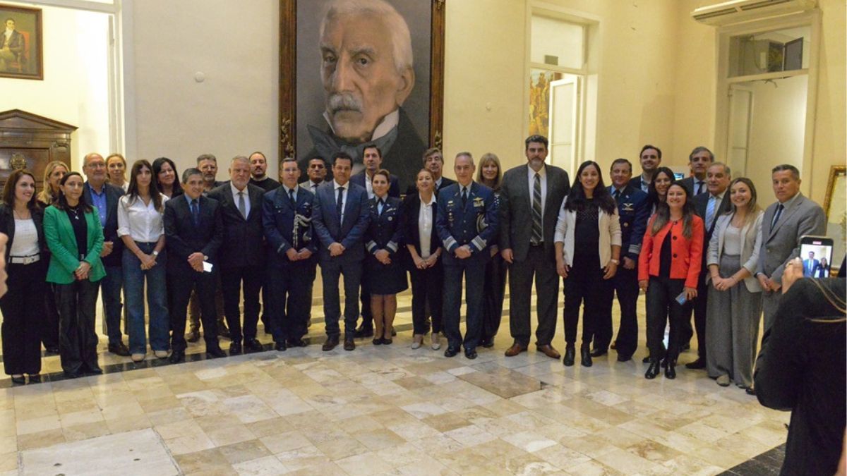 Miembros de la Cámara de Senadores e integrantes de la IV Brigada Aérea reconocidos como Brigada Heroica. (Imagen: Prensa Senado)