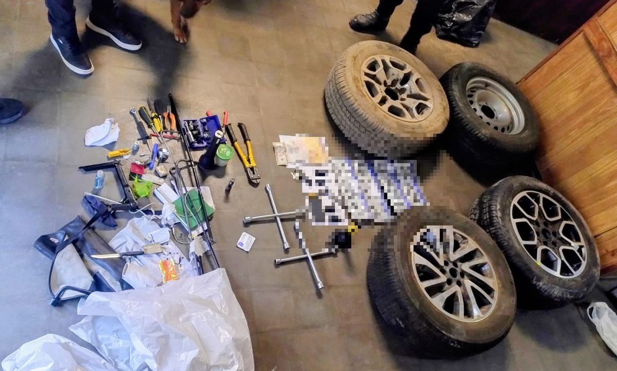 Durante la requisa a los delincuentes les secuestraron, además de la Ford Ranger: una réplica de pistola, varias cubiertas, una riñonera con llaves de distintos vehículos, cerca de 160 mil pesos y un teléfono celular. Durante la requisa a los delincuentes les secuestraron, además de la Ford Ranger: una réplica de pistola, varias cubiertas, una riñonera con llaves de distintos vehículos, cerca de 160 mil pesos y un teléfono celular.